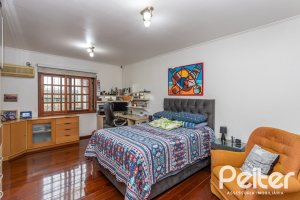 Casa à venda com 239m², 3 dormitórios, 1 suíte, 4 vagas, no bairro Ipanema em Porto Alegre