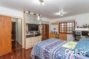 Casa à venda com 239m², 3 dormitórios, 1 suíte, 4 vagas, no bairro Ipanema em Porto Alegre