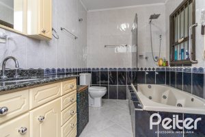 Casa à venda com 239m², 3 dormitórios, 1 suíte, 4 vagas, no bairro Ipanema em Porto Alegre