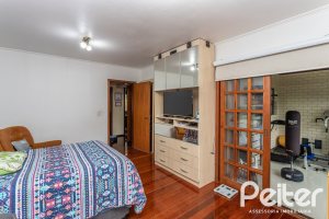 Casa à venda com 239m², 3 dormitórios, 1 suíte, 4 vagas, no bairro Ipanema em Porto Alegre