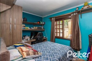 Casa à venda com 239m², 3 dormitórios, 1 suíte, 4 vagas, no bairro Ipanema em Porto Alegre