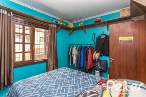 Casa à venda com 239m², 3 dormitórios, 1 suíte, 4 vagas, no bairro Ipanema em Porto Alegre