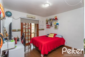 Casa à venda com 239m², 3 dormitórios, 1 suíte, 4 vagas, no bairro Ipanema em Porto Alegre