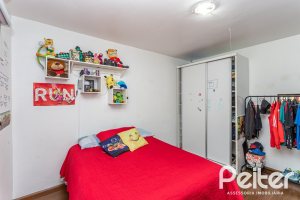 Casa à venda com 239m², 3 dormitórios, 1 suíte, 4 vagas, no bairro Ipanema em Porto Alegre