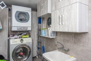 Casa à venda com 239m², 3 dormitórios, 1 suíte, 4 vagas, no bairro Ipanema em Porto Alegre