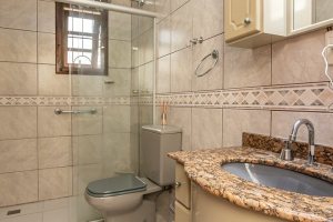 Casa à venda com 239m², 3 dormitórios, 1 suíte, 4 vagas, no bairro Ipanema em Porto Alegre