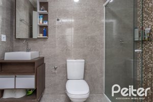 Casa à venda com 239m², 3 dormitórios, 1 suíte, 4 vagas, no bairro Ipanema em Porto Alegre