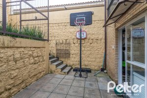 Casa à venda com 239m², 3 dormitórios, 1 suíte, 4 vagas, no bairro Ipanema em Porto Alegre