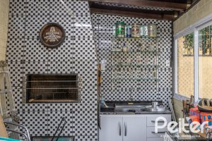 Casa à venda com 239m², 3 dormitórios, 1 suíte, 4 vagas, no bairro Ipanema em Porto Alegre