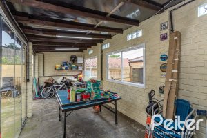 Casa à venda com 239m², 3 dormitórios, 1 suíte, 4 vagas, no bairro Ipanema em Porto Alegre