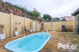 Casa à venda com 239m², 3 dormitórios, 1 suíte, 4 vagas, no bairro Ipanema em Porto Alegre