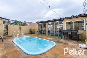 Casa à venda com 239m², 3 dormitórios, 1 suíte, 4 vagas, no bairro Ipanema em Porto Alegre