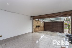 Casa à venda com 239m², 3 dormitórios, 1 suíte, 4 vagas, no bairro Ipanema em Porto Alegre