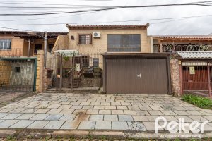 Casa à venda com 239m², 3 dormitórios, 1 suíte, 4 vagas, no bairro Ipanema em Porto Alegre