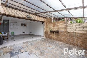 Casa à venda com 239m², 3 dormitórios, 1 suíte, 4 vagas, no bairro Ipanema em Porto Alegre