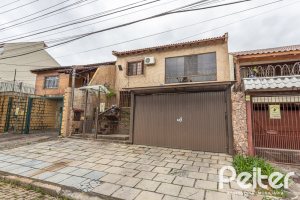 Casa à venda com 239m², 3 dormitórios, 1 suíte, 4 vagas, no bairro Ipanema em Porto Alegre