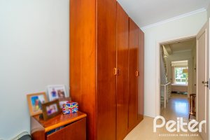 Casa à venda com 167m², 3 dormitórios, 1 suíte, 3 vagas, no bairro Tristeza em Porto Alegre