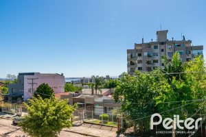 Casa à venda com 167m², 3 dormitórios, 1 suíte, 3 vagas, no bairro Tristeza em Porto Alegre