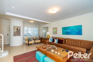 Casa à venda com 167m², 3 dormitórios, 1 suíte, 3 vagas, no bairro Tristeza em Porto Alegre