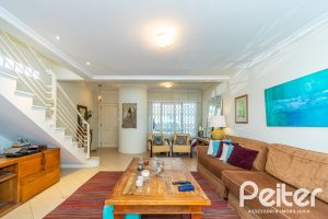 Casa à venda com 167m², 3 dormitórios, 1 suíte, 3 vagas, no bairro Tristeza em Porto Alegre