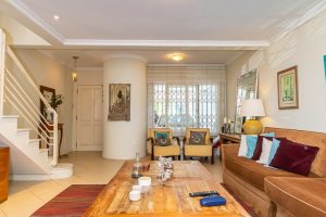 Casa à venda com 167m², 3 dormitórios, 1 suíte, 3 vagas, no bairro Tristeza em Porto Alegre