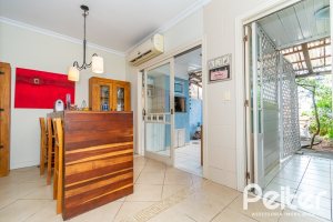 Casa à venda com 167m², 3 dormitórios, 1 suíte, 3 vagas, no bairro Tristeza em Porto Alegre