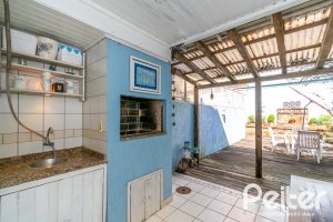Casa à venda com 167m², 3 dormitórios, 1 suíte, 3 vagas, no bairro Tristeza em Porto Alegre