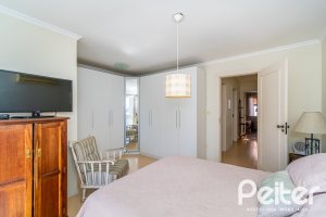 Casa à venda com 167m², 3 dormitórios, 1 suíte, 3 vagas, no bairro Tristeza em Porto Alegre