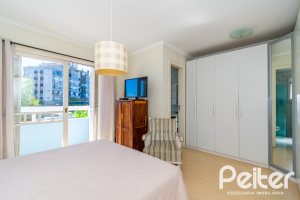 Casa à venda com 167m², 3 dormitórios, 1 suíte, 3 vagas, no bairro Tristeza em Porto Alegre