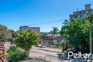 Casa à venda com 167m², 3 dormitórios, 1 suíte, 3 vagas, no bairro Tristeza em Porto Alegre