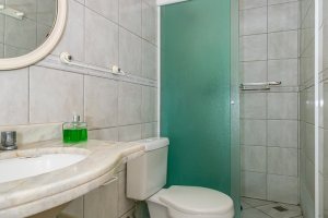 Casa à venda com 167m², 3 dormitórios, 1 suíte, 3 vagas, no bairro Tristeza em Porto Alegre