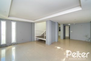 Casa à venda com 223m², 3 dormitórios, 1 suíte, 2 vagas, no bairro Jardim Isabel em Porto Alegre