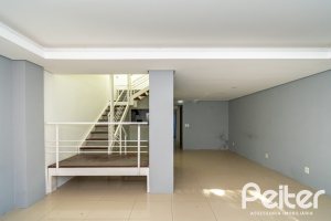 Casa à venda com 223m², 3 dormitórios, 1 suíte, 2 vagas, no bairro Jardim Isabel em Porto Alegre