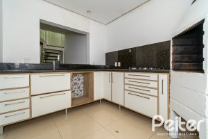 Casa à venda com 223m², 3 dormitórios, 1 suíte, 2 vagas, no bairro Jardim Isabel em Porto Alegre