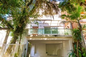 Casa à venda com 223m², 3 dormitórios, 1 suíte, 2 vagas, no bairro Jardim Isabel em Porto Alegre