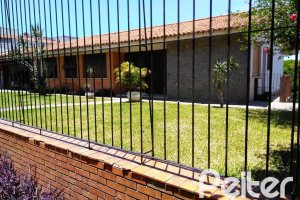 Casa à venda com 400m², 7 dormitórios, 1 suíte, 5 vagas, no bairro Vila Assunção em Porto Alegre