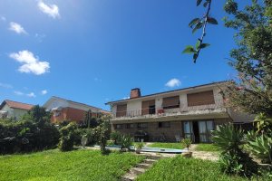 Casa à venda com 400m², 7 dormitórios, 1 suíte, 5 vagas, no bairro Vila Assunção em Porto Alegre