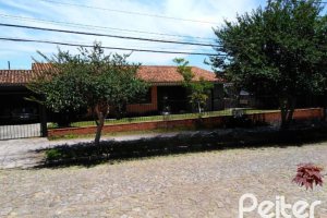 Casa à venda com 400m², 7 dormitórios, 1 suíte, 5 vagas, no bairro Vila Assunção em Porto Alegre