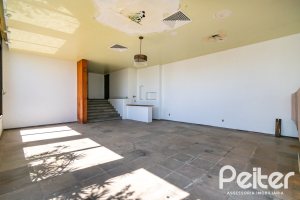 Casa à venda com 528m², 5 dormitórios, 3 suítes, 5 vagas, no bairro Vila Assunção em Porto Alegre