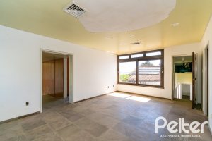 Casa à venda com 528m², 5 dormitórios, 3 suítes, 5 vagas, no bairro Vila Assunção em Porto Alegre