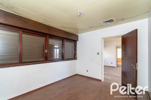 Casa à venda com 528m², 5 dormitórios, 3 suítes, 5 vagas, no bairro Vila Assunção em Porto Alegre