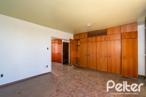 Casa à venda com 528m², 5 dormitórios, 3 suítes, 5 vagas, no bairro Vila Assunção em Porto Alegre