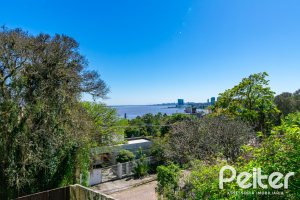 Casa à venda com 528m², 5 dormitórios, 3 suítes, 5 vagas, no bairro Vila Assunção em Porto Alegre