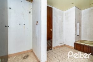 Casa à venda com 528m², 5 dormitórios, 3 suítes, 5 vagas, no bairro Vila Assunção em Porto Alegre