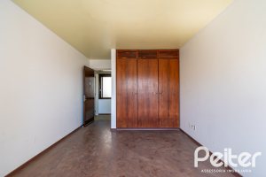 Casa à venda com 528m², 5 dormitórios, 3 suítes, 5 vagas, no bairro Vila Assunção em Porto Alegre