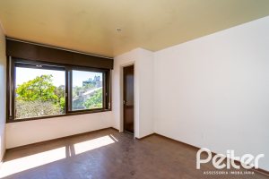 Casa à venda com 528m², 5 dormitórios, 3 suítes, 5 vagas, no bairro Vila Assunção em Porto Alegre