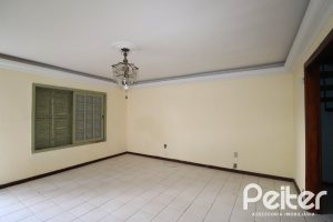 Casa à venda com 510m², 4 dormitórios, 4 vagas, no bairro Vila Nova em Porto Alegre