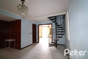 Casa à venda com 510m², 4 dormitórios, 4 vagas, no bairro Vila Nova em Porto Alegre
