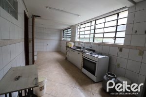 Casa à venda com 510m², 4 dormitórios, 4 vagas, no bairro Vila Nova em Porto Alegre