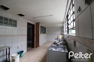 Casa à venda com 510m², 4 dormitórios, 4 vagas, no bairro Vila Nova em Porto Alegre